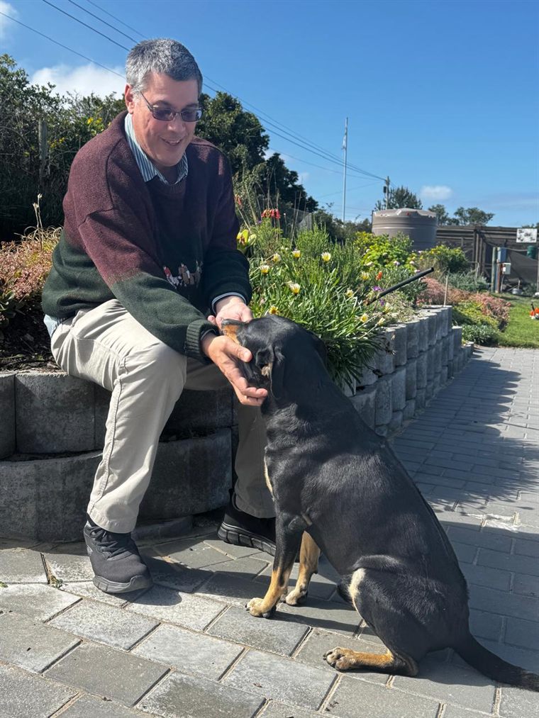 David de Pontes greeting a dog he looks after on the Garden Route